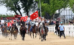 Başkan Aydın, at üstünde halkı selamladı